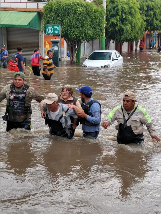 Los pacientes tuvieron que ser auxiliados para evacuar el Hospital General de Zona número 5 de Tula, Hidalgo.