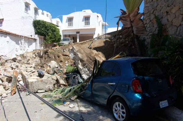 Un auto fue aplastado en Acapulco debido a un deslizamiento de tierra producido por el temblor.