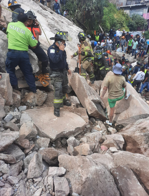 Bomberos de la CDMX y la SSC apoyan en labores de rescate tras derrumbe en el Cerro del Chiquihuite