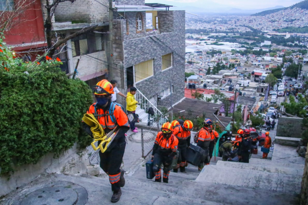 Distintos cuerpos de auxilio fueron desplegados en el Cerro del Chiquihuite para realizar labores de búsqueda y rescate