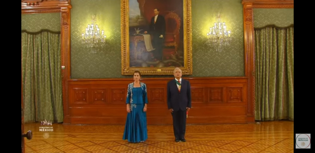 Beatriz Gutiérrez Müller lució un vestido azul en el Grito de Independencia