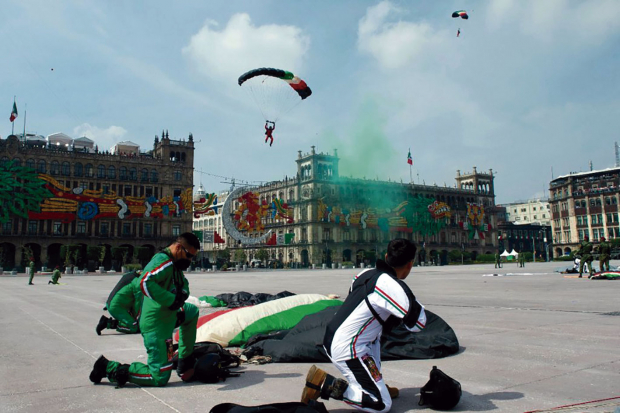 Paracaidistas militares hacen presentación en la explanada del Zócalo.