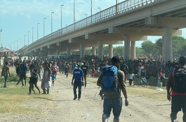 Migrantes bajo el Puente Internacional entre México y EU, en Del Río, Texas, el 16 de septiembre.