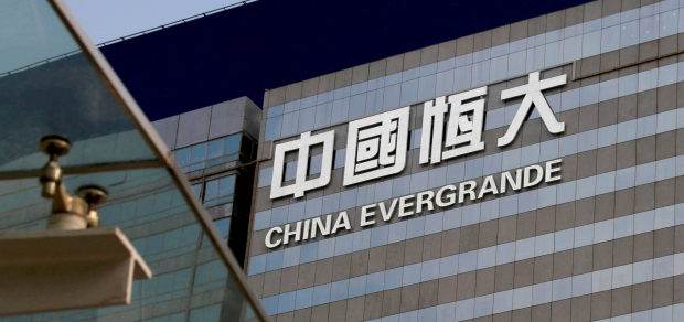 El gigante chino de infraestructura, Evergrande, anunció el lunes que no pudo amortizar los intereses de su deuda por 300 mmdd, lo que podría afectar los mercados emergentes.