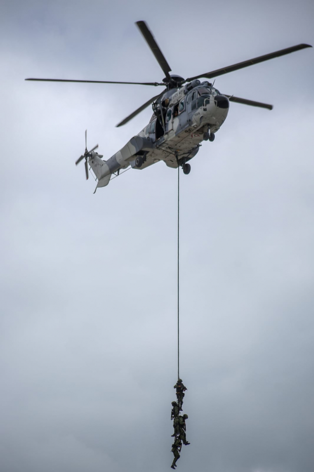 Fuerzas especiales descendiendo de un helicóptero en la base aérea militar numero 1.
