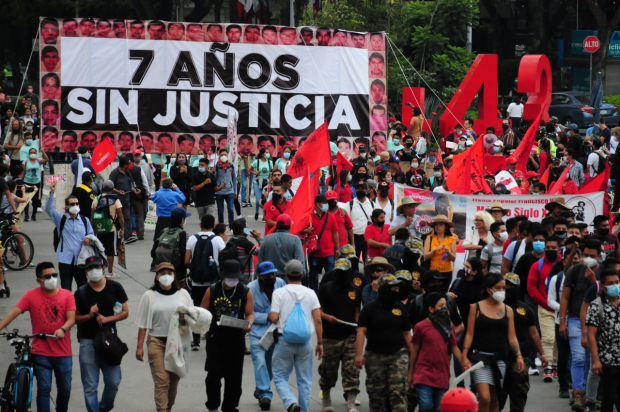 Padres de los 43 jóvenes de Ayotzinapa, estudiantes y amigos, marcharon el domingo en la CDMX, para exigir justicia.