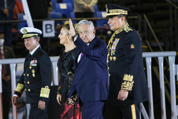 El Presidente, junto con su esposa, Beatriz Gutiérrez Müller, y los secretarios de Marina, Rafael Ojeda (izq.) y de la Defensa, Luis Cresencio Sandoval (der.), ayer.