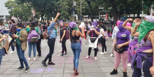 Feministas encapuchadas en Paseo de la Reforma.