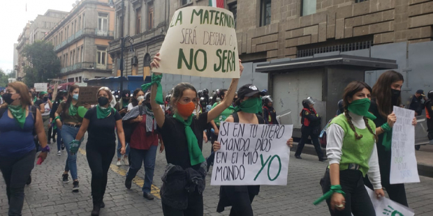 Colectivos feministas continúan avanzando hacia el Zócalo.