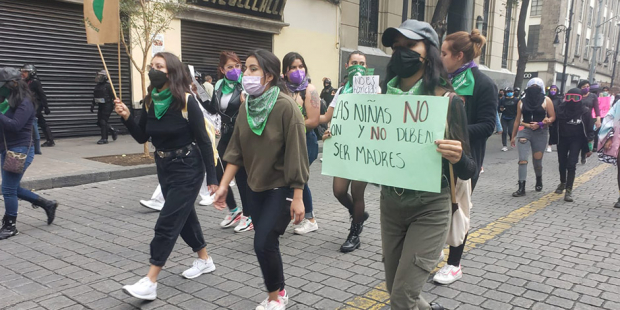 Los contingentes feministas circulando por calles aledañas al Zócalo.