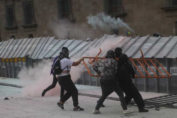 En algunas entidades hubo violencia, como en la CDMX, donde las manifestantes agredieron a policías.