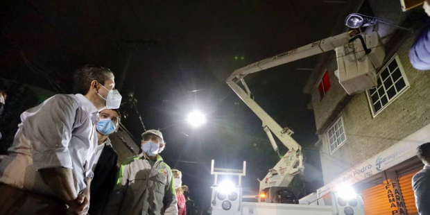 El alcalde electo de Coyoacán supervisando trabajos de mantenimiento de luminarias.