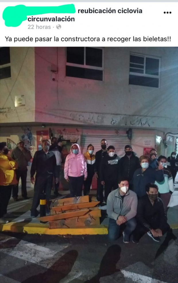 Vecinos se organizan en Puebla para quitar confinadores de ciclovía.