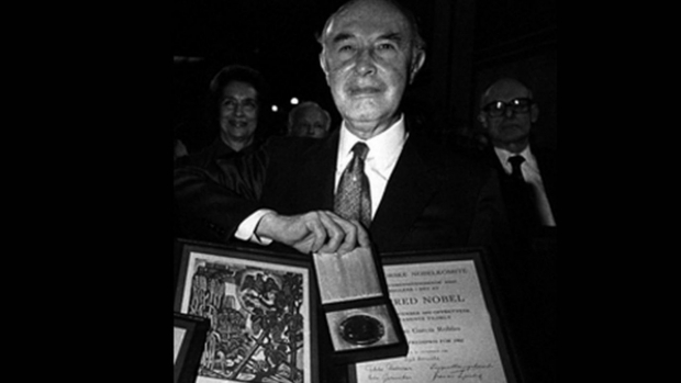 Alfonso García Robles al recibir el Nobel de la Paz.