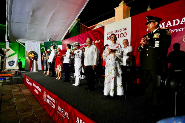 El Presidente Andrés Manuel López Obrador encabezó el desfile conmemorativo con una parada militar