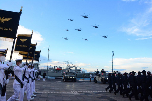 El desfile con motivo de los 200 años de la Marina también contó con una parada aérea