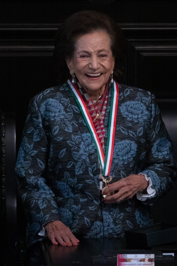 La legisladora Ifigenia Martínez, ayer, tras recibir el galardón.