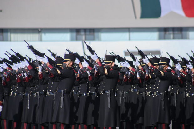 Cadetes apuntan sus armas durante la conmemoración de los 198 años del Heroico Colegio Militar.