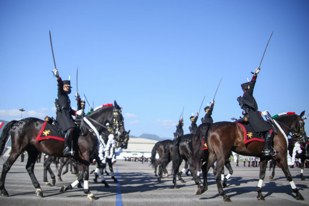 Cadetes montando a caballo durante la conmemoración de los 198 años del Heroico Colegio Militar.