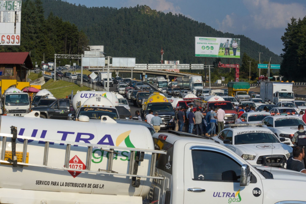 Integrantes del Gremio Nacional de Gaseros bloquearon la carretera México-Toluca exigiendo los tomen en cuenta en la regulación del precio del gas LP.