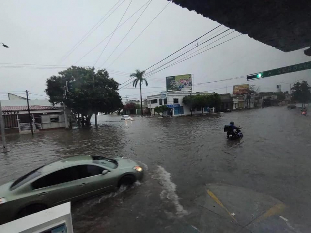 Ayer por la tarde, el ciclón tropical ya había causado estragos en Los Mochis.