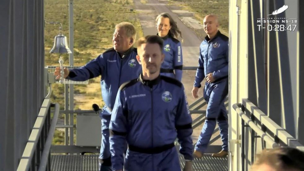 William Shatner y el resto d los pasajeros antes de abordar la nave