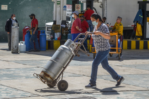Una mujer acude a una gasera de Avenida Rojo Gómez, en la alcaldía Iztapalapa,
tras el paro indefinido que distribuidores anunciaron el pasado martes.