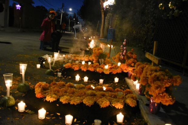 Debido a la pandemia, el año pasado en Mixquic, los habitantes colocaron altares afuera de sus viviendas.