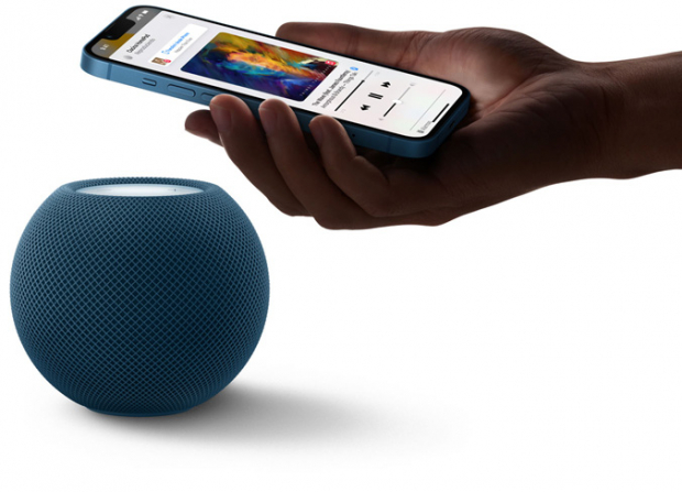 Ya que el Home Pod Mini funciona con tus dispositivos Apple, puedes usar funcionalidades como Interfón para mandar mensajes de voz en todo tu hogar