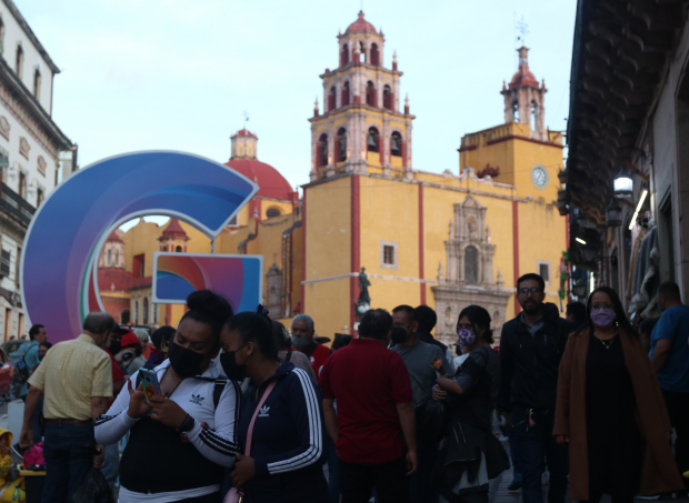 Visitantes del Festival internacional Cervantino 2021, el sábado pasado en calles de Guanajuato.