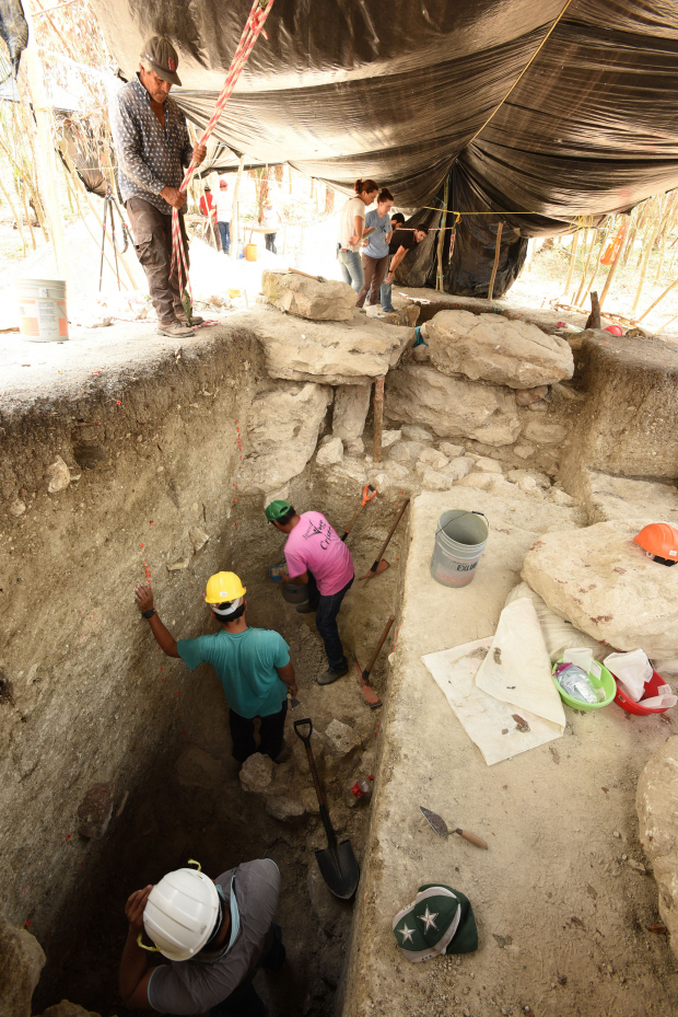 Excavaciones en Aguada Fénix.