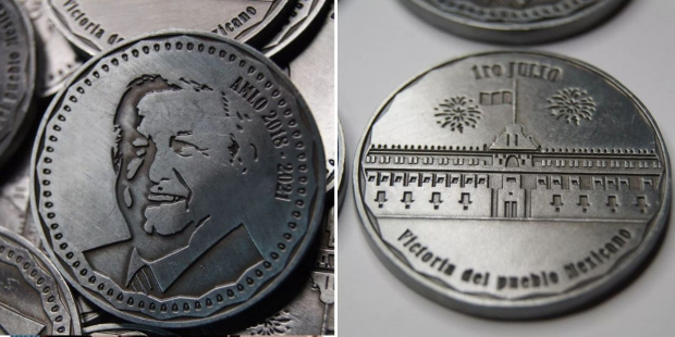 Parte trasera y delantera de moneda conmemorativa con el rostro de AMLO.