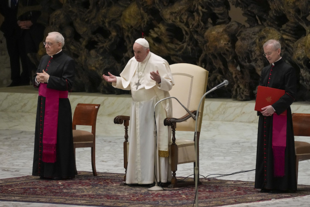 El papa Francisco reza en  una audiencia con peregrinos luteranos el pasado 25 de octubre, en el Vaticano.