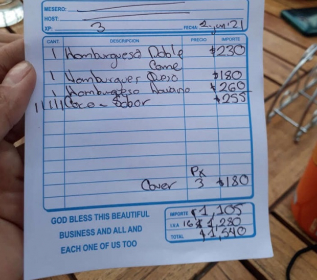 Usuaria muestra la cuenta que recibió en un restaurante en Ciudad de México