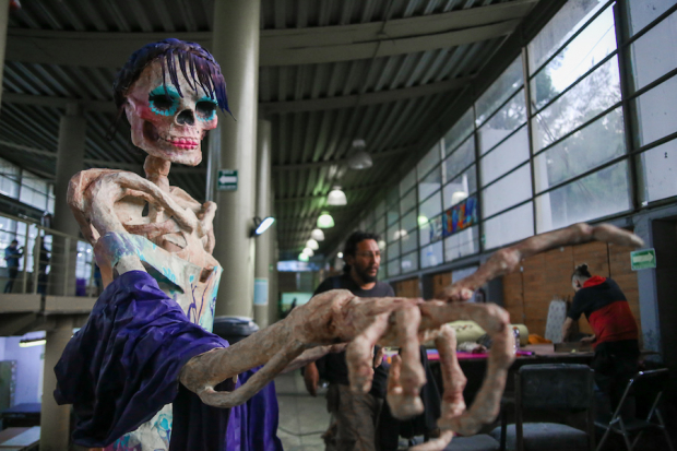Calaveras y cráneos que formarán parte del Desfile Internacional de Día de Muertos.