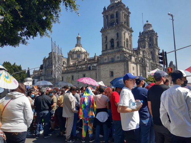 Asistentes al desfile llegaron desde muy temprano al primer cuadro de la Ciudad de México.