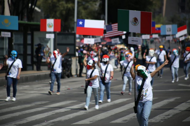 Participantes en el desfile caminaron con banderas de distintas nacionalidades.