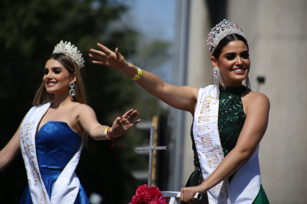 No podía faltar la belleza que tanto caracteriza a México; reinas de los juegos florales también acudieron al desfile.