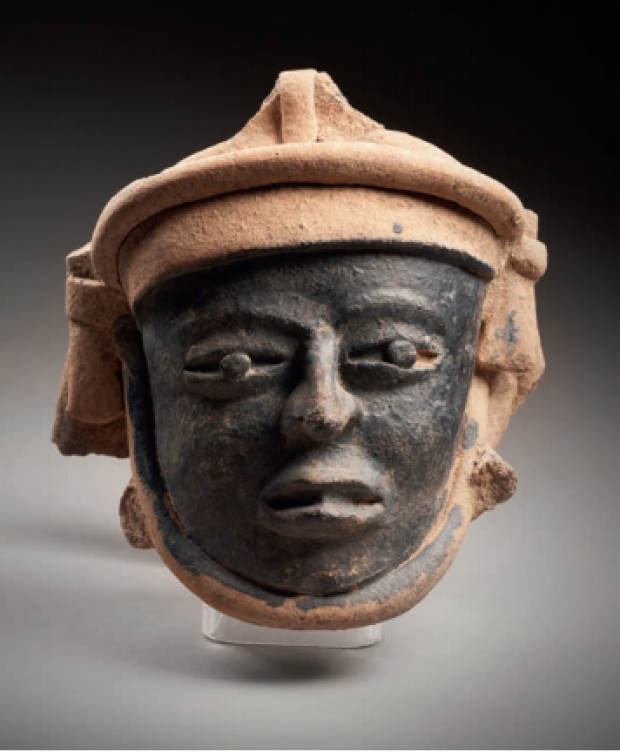 Una máscara precolombina es parte de la oferta.