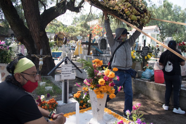 Familias acuden a los panteones de Iztapalapa, a llevar flores a sus seres queridos.