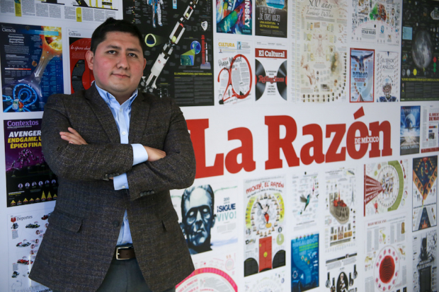Felipe Santacruz celebra premiación a la imprenta de La Razón.