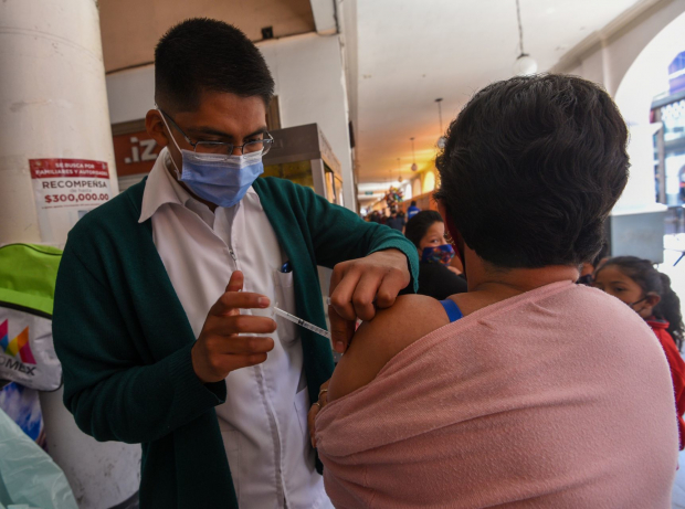 Brigadas del IMSS aplican la vacuna contra la influenza en la capital mexiquense a personas mayores de 60 años y menores de 5 años de edad.