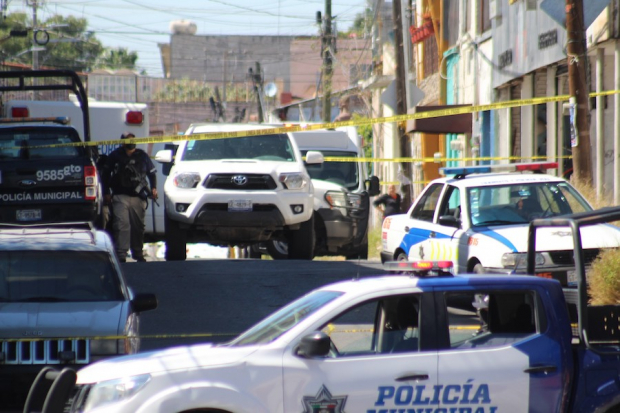 Peritos de Celaya, Guanajuato, laboran en calles del centro del municipio, el pasado martes 2 de noviembre, donde fueron abatidos dos policías locales por sujetos a bordo de una motocicleta.