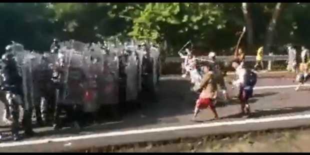 Indocumentados lanzan piedras y palos a GN, ayer.