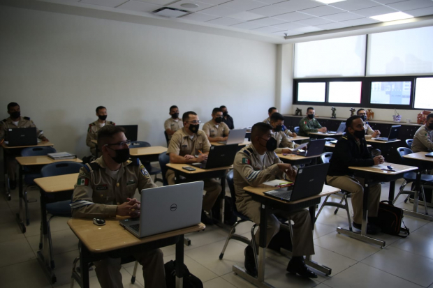 Estudiantes de la Escuela Militar de Ingenieros tomando clase.