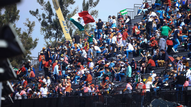 Algunos aficionados observan en el Autódromo Hermanos Rodríguez las primeras prácticas del Gran Premio de México de F1.