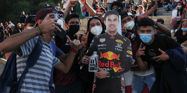 Cientos de admiradores de Checo Pérez se congregaron en el Ángel de la Independencia para festejar su triunfo en el GP de México, ayer.