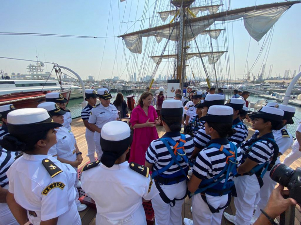 Martha Delgado dialoga con la tripulación del Buque Escuela de la Armada, ayer, en la península arábiga.