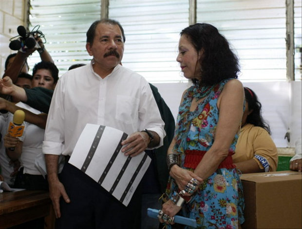 Daniel Ortega y su esposa, Rosario Murillo, al votar el pasado domingo.