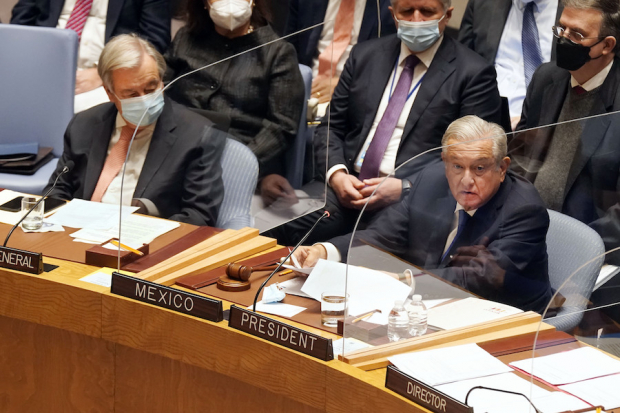 El Presidente López Obrador habla, ayer, ante el Consejo de Seguridad de la ONU, en NY; a la izquierda, Antonio Guterres, secretario general del organismo.